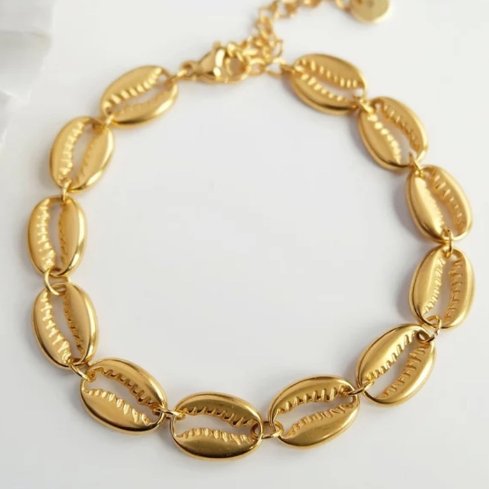 Gold cowrie shell bracelet, sea witch jewelry, jewellery gifts, mermaid jewelry - Picture 6 of 7
